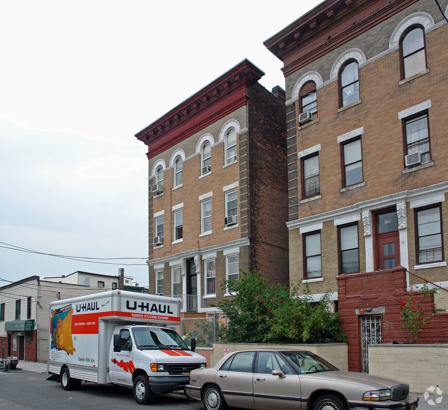 Building Photo - 724 10th St