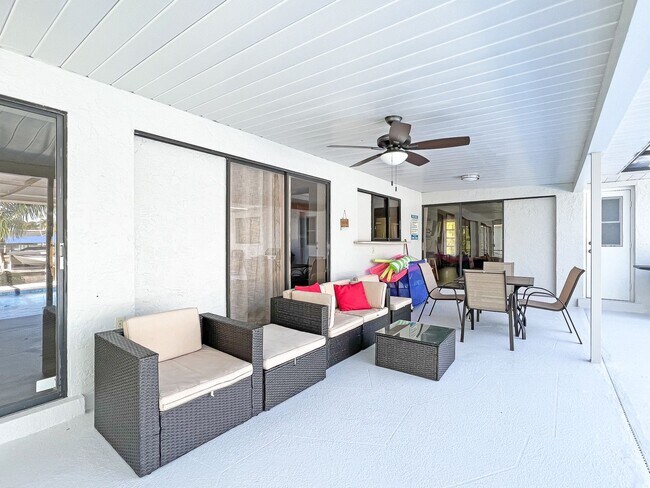 Building Photo - Boat Dock Gulf Access Pool Home!