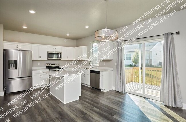 Building Photo - 670 SE Drumlin Dr