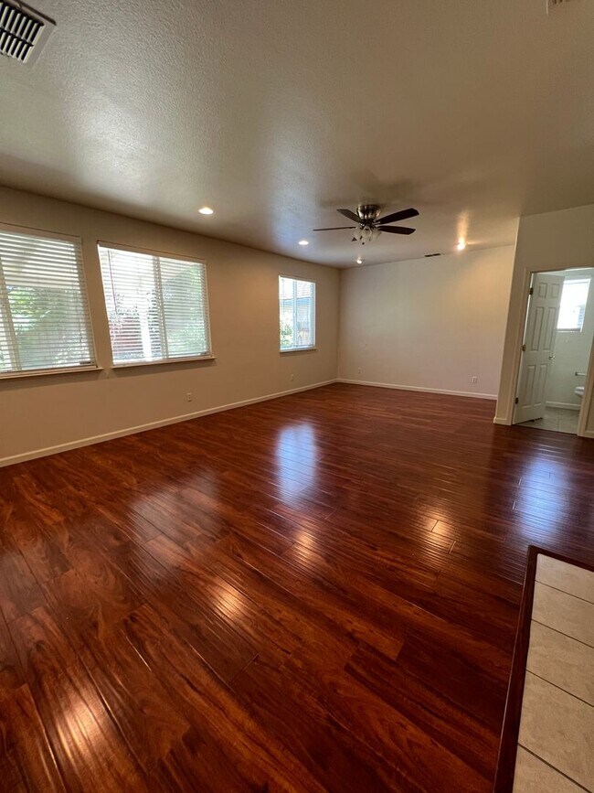 Foto del edificio - Spacious 4 bedroom 2.5 Bathroom Gold River...