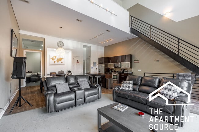 Building Photo - 1002 W Lake St