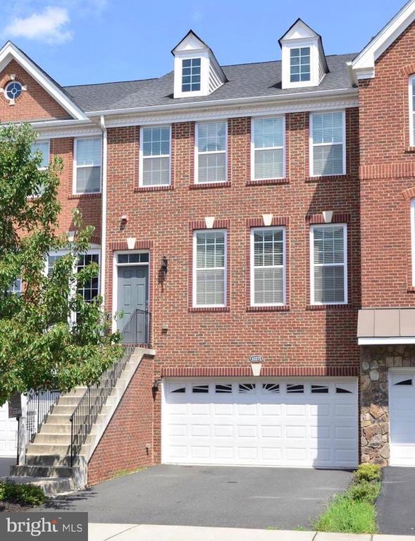 Building Photo - 43275 Mitcham Square