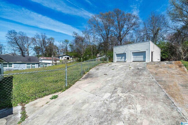 Building Photo - 825 Sycamore St