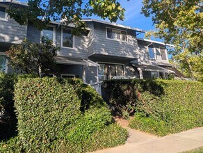 Building Photo - 744 Palomino Dr