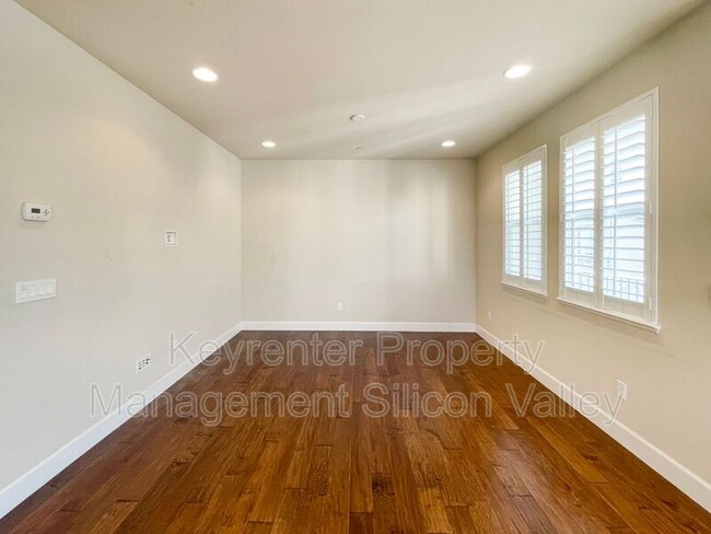 Building Photo - 565 Holthouse Terrace