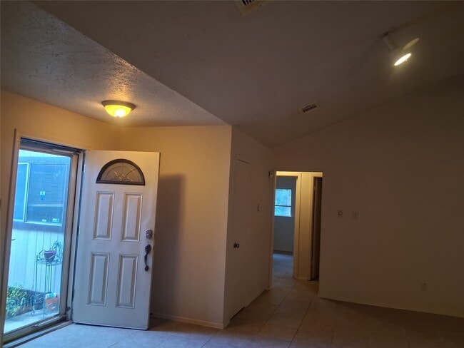 Building Photo - 1402 River Rock Dr
