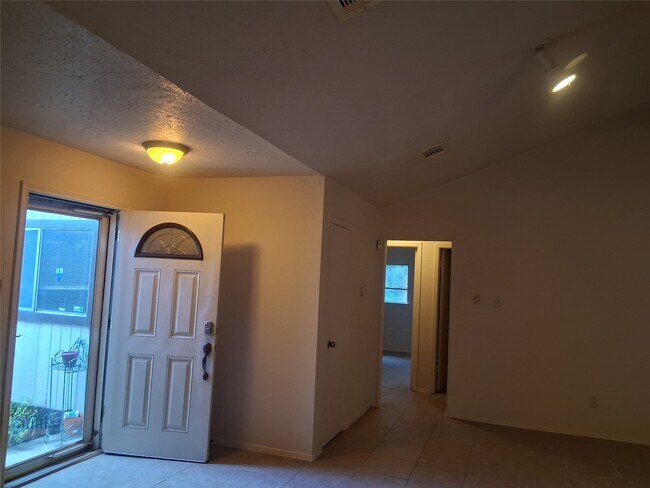Foto del edificio - 1402 River Rock Dr
