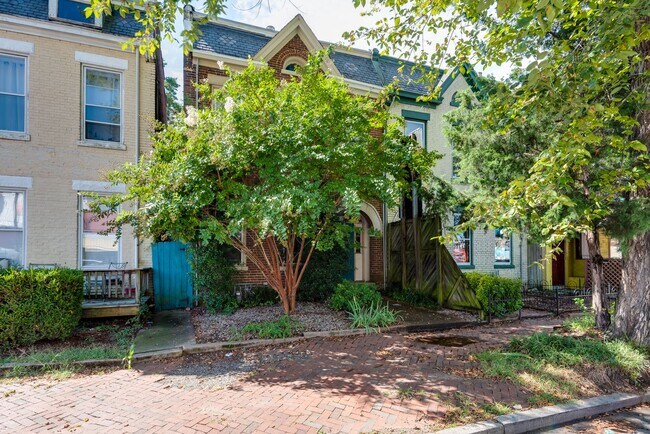 Foto del edificio - 2627 W Cary St