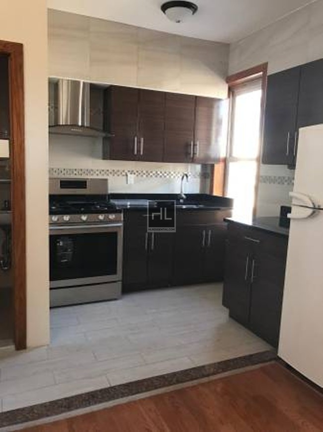 Foto del edificio - Huge 4 Bedrooms 1.5 Baths in Bensonhurst