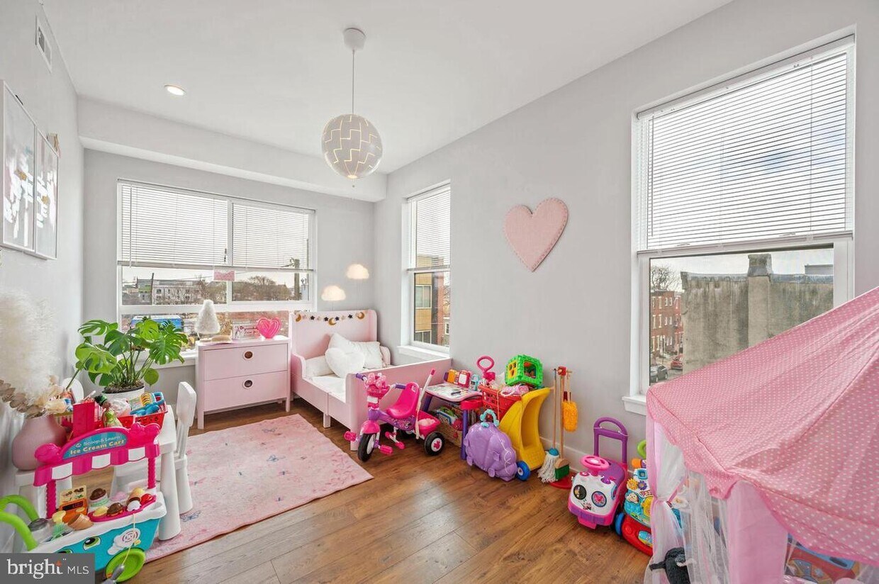 Primary Photo - 300 Diamond St