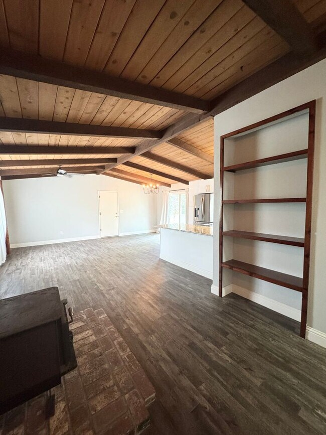 Building Photo - Private Renovated Home in Westside Redding