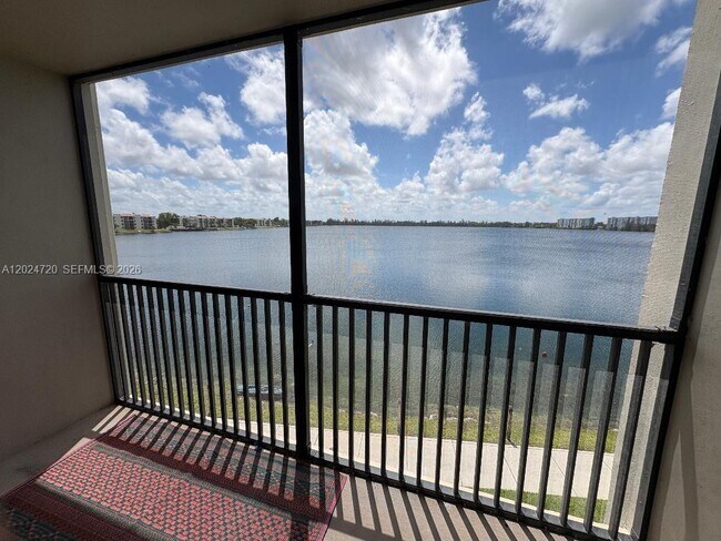 Foto del edificio - 111 Lake Emerald Dr