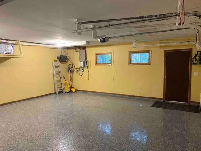 Building Photo - 1601 Woodvale Dr