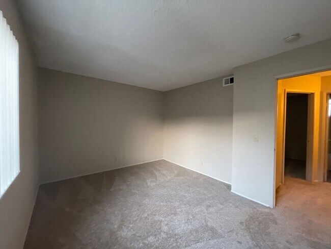 Building Photo - Great Midtown Location! Charming and Spaci...