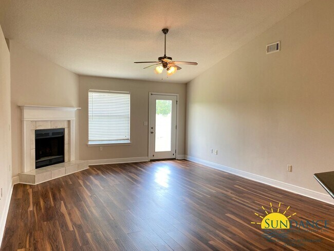 Building Photo - Gorgeous 5 Bedroom Home in Navarre