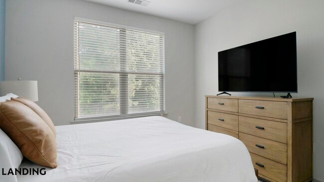 Building Photo - 20290 Park Lake View Dr