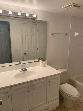 Building Photo - Spacious beachside townhouse