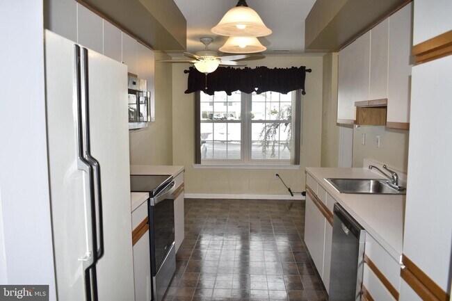 Foto del edificio - 6302 Rolling Hill Dr