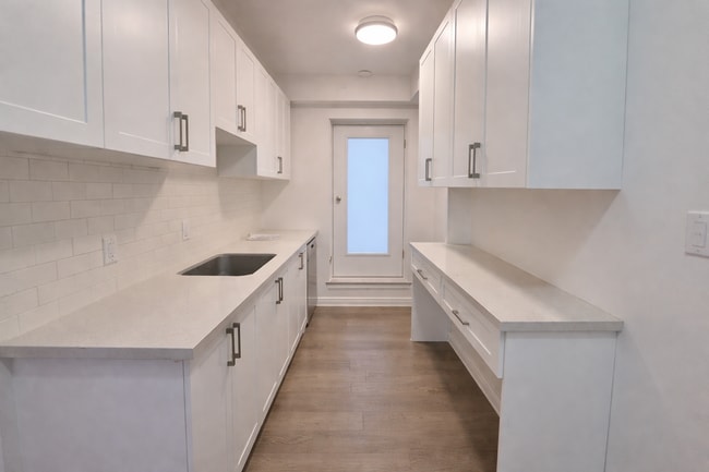 Building Photo - 101-103 Spadina Rd