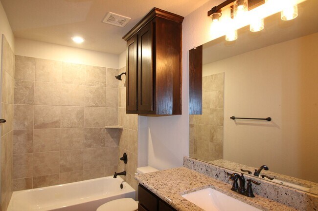 Foto del edificio - 1308-1312 White Sand Dr.