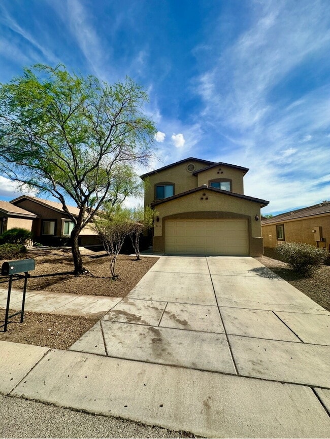 Building Photo - "Charming 4-Bed Home with 2.5 Baths in Tuc...