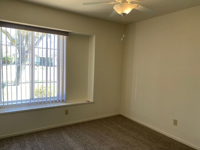 Building Photo - REDUCED!!! Great Location in College Green...