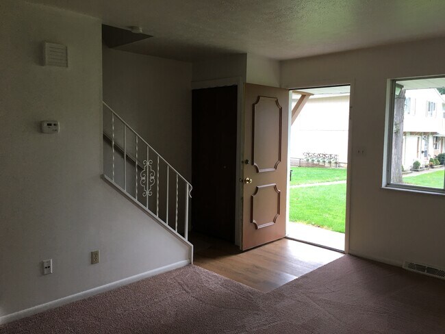 Foto del edificio - 678 Loomis Ave