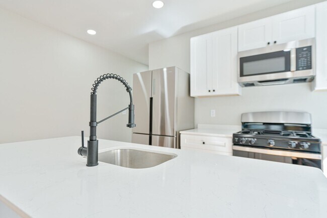 Foto del edificio - 4 Bed Gorgeous Unit Near PC / Elmhurst (Available 6/1/2026)