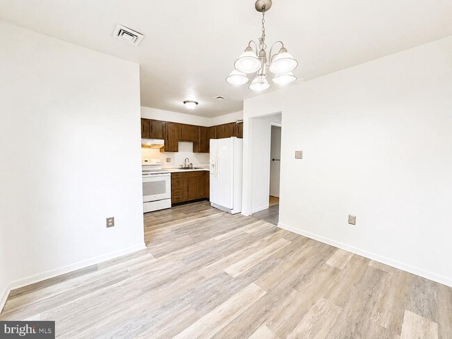 Building Photo - 302 Hills Dr