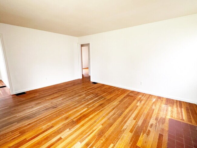 Foto del edificio - EAST SIDE 3 BEDROOM WITH BASEMENT!  AVAILABLE NOW!