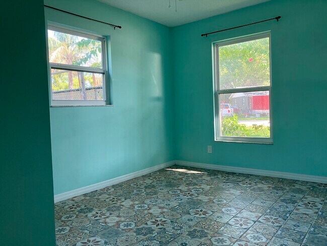 Foto del edificio - 6520 3rd Ave NE