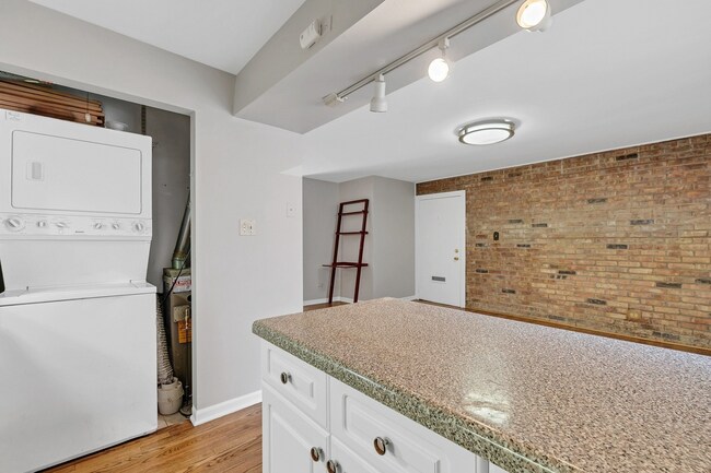 Foto del edificio - 862 W Lill Ave