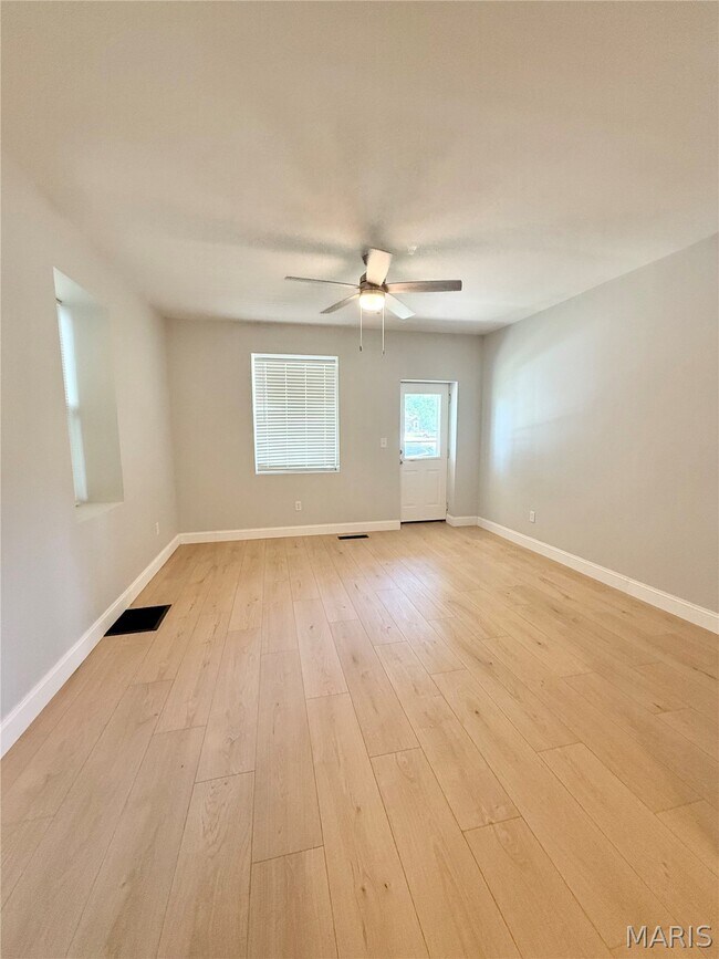Foto del edificio - 118 W 7th St