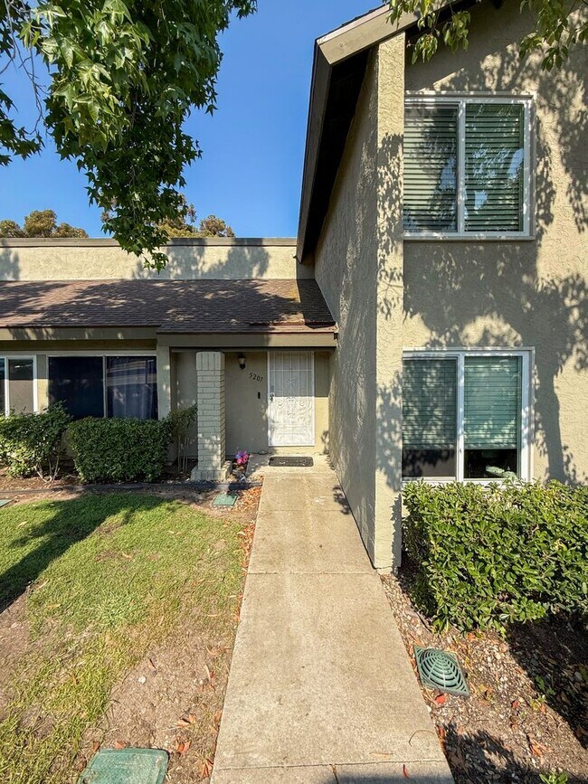 Foto del edificio - Renovated 3 Bedroom, 2 Bath Townhome with ...