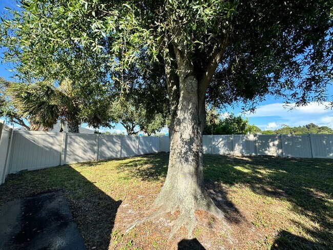 Foto del edificio - 2/2 with Fenced Yard, Garage and Laundry, Available Now!