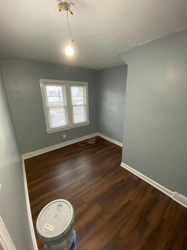 Building Photo - 2 bed 2 level row house in Church Hill! Al...