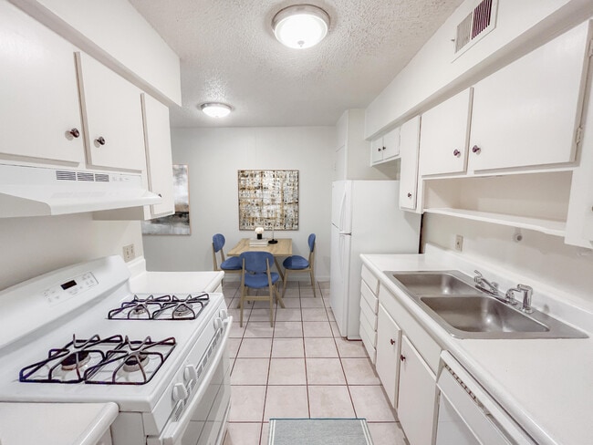 Bright kitchen with new tile - 2802 Westhill Dr