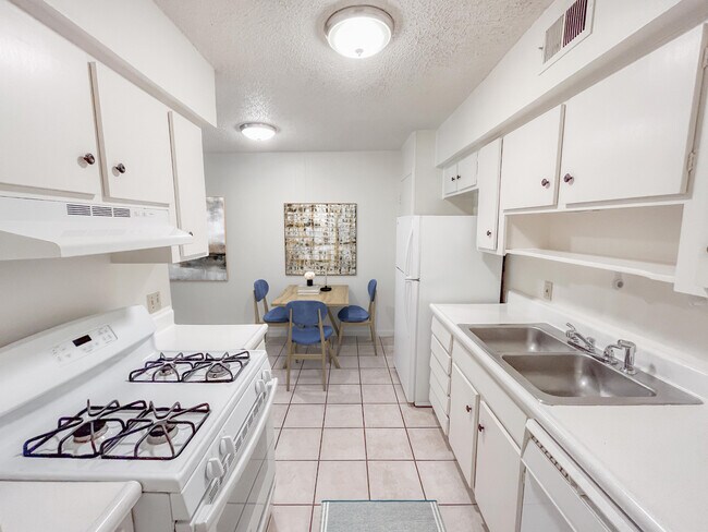 Cocina luminosa con azulejos nuevos. - 2802 Westhill Dr