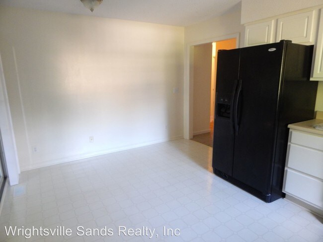 Building Photo - 4751 College Acres Dr