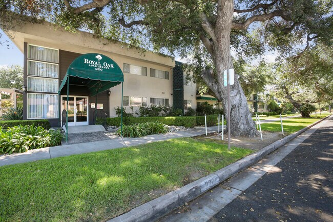 Building Photo - 220 E Live Oak St