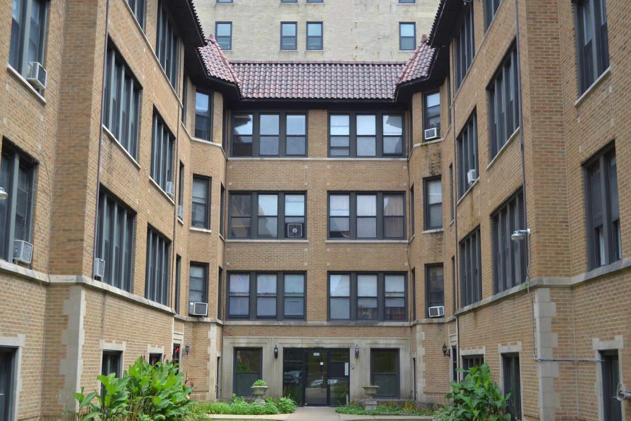 Foto principal - 5461 S Everett Ave