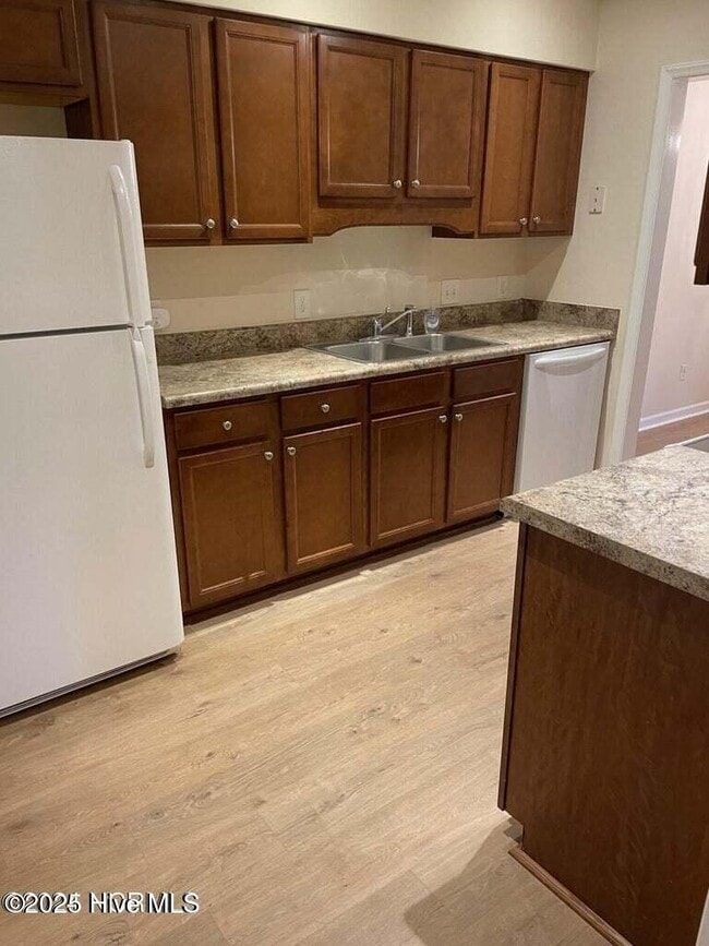 Building Photo - 904 Persimmon Pl