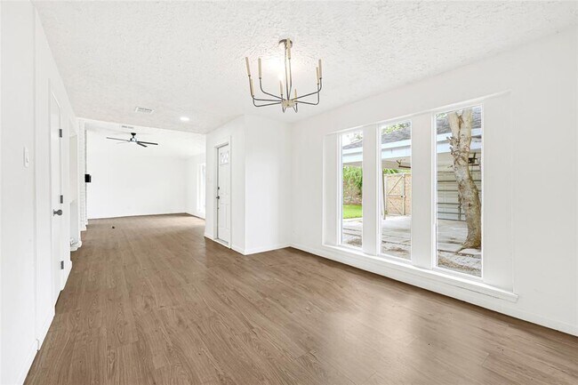 Foto del edificio - 8302 Country Wind Ln