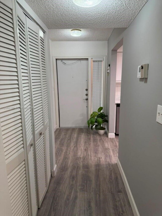 Foto del edificio - 2541 Aragon Blvd