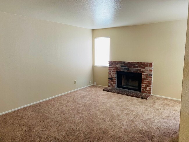 Building Photo - Central Location, Easy Commute