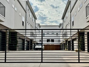 Building Photo - 4934 Zuma Ct