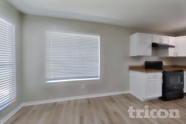 Building Photo - 3623 Village Grove Dr