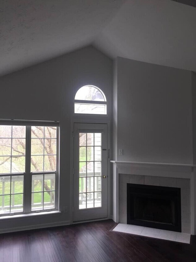 Great room with wood burning fireplace - 7695 Harbour Is