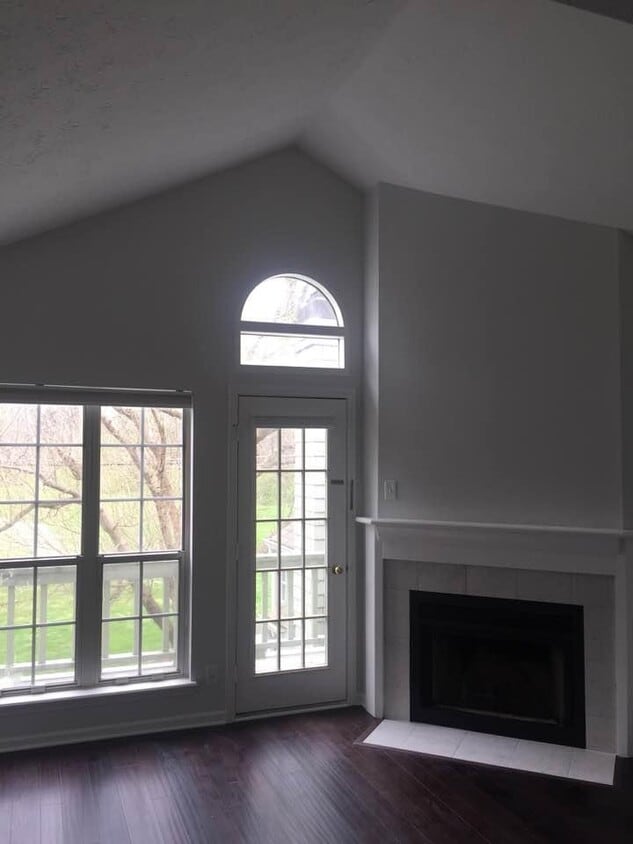 Great room with wood burning fireplace - 7695 Harbour Is