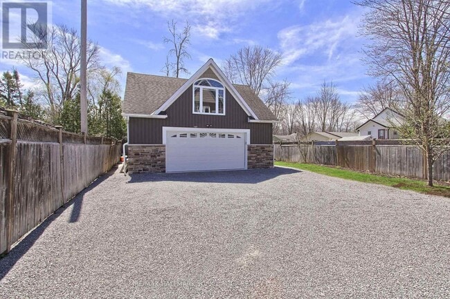 Photo du bâtiment - 303 Lake Dr E